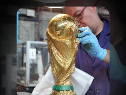 大力神杯太值钱了!怪不得梅西要搂着它睡觉!#梅西 #足球 #体育精神 #世界杯冠军 #球王