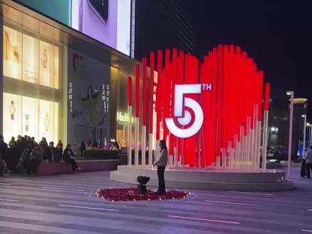 男主表白完自己跑去商场里买小熊,然后留女主自己在那傻站着,女主社死了,就去找代唱问男主去哪了,这个时候男主出现了,给女主手里塞一个小熊,然后那个女的一看就一个小熊,扭头打车走了…#求婚现场