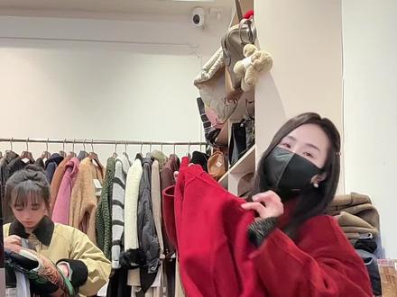 忙得喝水都没空 ,但每天都想喊“值得”!
放弃太简单了,但看着老顾客笑着说“就爱来你这儿”“还是你最懂我们”就会觉得再累都值,更会觉得这十八年的坚持是那么的有意义,生活哪有那么多的顺心事?我只是热爱可抵万难,换了一种生活方式罢了!#服装店日常 #红色系 #冬日穿搭与约会 #时尚穿搭最新款