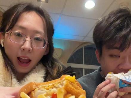 麦当劳新年新品大测评来啦!
期待了好久的枫糖猪柳蛋汉堡好不错🥰 点了满满一桌超级开心 祝大家元旦快乐呀~
#麦当劳新品 #美食分享 #抖音美食推荐官 #麦门永存 #麦当劳枫糖厚松饼