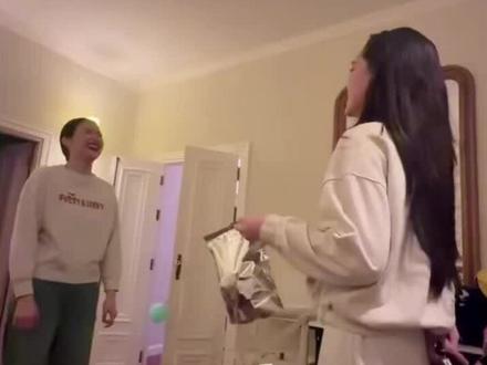 小猴子就喜欢这样逗姐开心,所以袋子里到底送的啥
#Ginny #jayna #ginjay
#爱情毒药 #泰百cp