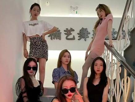 一群人,一起拼,一定赢#楼梯拍照 #辣妹 #酷女孩