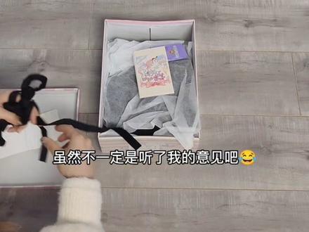 hello宝贝们,好久不见!今天开箱的是宾果璐璐家的黑色“青春高校”。
“青春高校”有意向金预约价138,无意向金预约价158,现货价160(店里有满158-8的优惠券)。
这双鞋依旧采用了方圆鞋头+皮带扣的设计,漆皮鞋面让鞋子更加贵气,橡胶底和pu内里让鞋子穿着更加舒适,前跟高度4CM,后跟高度10CM。但鞋子没有鞋扣,所以穿着时会有掉根的可能,长期穿着可能会打破脚后跟。不过搭配脚腕带可以缓解掉跟的情况,还能够实现增添芭蕾感哦!
个人觉得“青春高校”更适配牛仔裤,光腿穿对小腿外翻患者不是很友好,不过鞋子真的很美诶!之后打算拿来搭配荆棘任务和黑麻麻,感兴趣的宝贝可以关注后续视频哦。
#lolita #lo鞋 #洛丽塔lolita #lo鞋安利 #洛丽塔