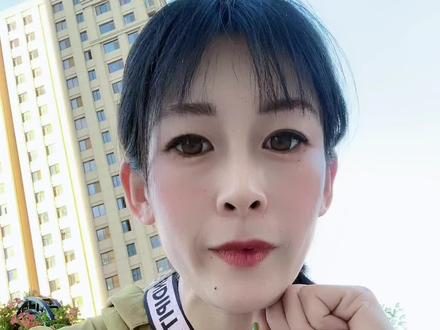 我们第一次用这个优惠券,客服一开始也不懂,所以我给大家解释下,这个直播优惠券,就是你有且仅有一次这个机会,不找差价,你想拍在什么衣服上都可以,你的券没用时候小黄车里所有产品都显示券后价格,你用了就不再显示不再有券了,不要找客服找差价,没有差价找,你当时可以用在别的没买过的产品,客服就不一一回复你们了,不找差价,
