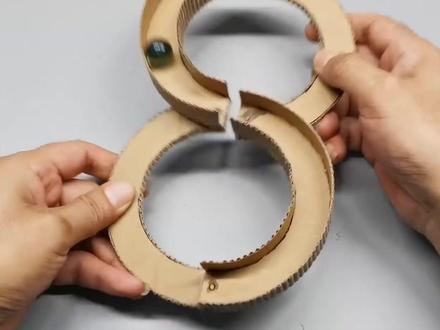 教你制作一个弹珠旋转轨道 可以锻炼反应能力和协调能力哦
#自制玩具 #旋转轨道 #纸箱改造