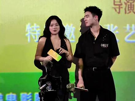 路演城市来对了,好火辣的城市 #今晚正好 #马思纯陈昊森 #马思纯#今晚正好电影 #今晚正好电影路演
说一下~害怕有人误会,这个“亲一个”说出来的缘由是,有个人提问,说电影里两人如果再次相遇,续写剧情,该是什么场景,不是说他俩人戏外亲一个🙏