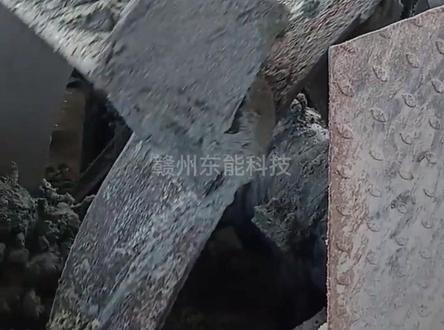 伟晶岩型锂辉石浮选工艺流程:一、预先脱泥浮选工艺,针对风化程度高,泥化严重的复杂锂辉石矿石,可以采用预先脱泥-,浮选锂辉石工艺进行选别,二,阶段磨矿阶段浮选工艺流程,粒度在74至38微米的粗粒锂辉石可浮性较好,而在脉石矿物中,38微米以下的较细粒级可浮性好 ,因此可以通过阶段磨矿阶段浮选的方式, 降低脉石矿物的过磨,使脉石矿物的可浮性降低。赣州东能科技专注生产矿山机械,有着丰富经验的技术人员,根据您的选厂特点、预算、物料本身的品位等,为您提供专业的选型指导,帮助您选择适合型号,依据实际需求为您量身设计专属的生产线。如果想深入了解生产线或配置方案及其他相关问题等,欢迎随时考察,我们将立即为您解决!#锂矿设备厂家#锂矿生产线全套设备#浮选设备#浮选机#锂#碳酸锂#锂辉石#锂云母#氧化锂#提取碳酸锂#赣州东能科技 #伟晶岩型锂辉石#选矿工艺流程 #锂矿球磨机#锂矿分级机