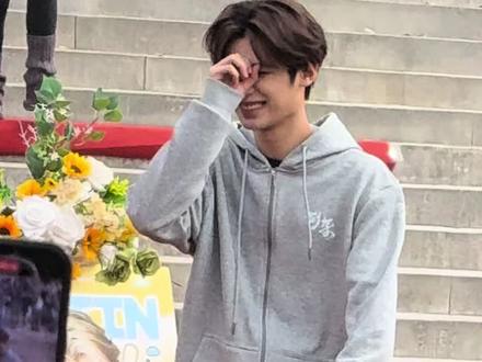 第一次遇偶像见粉丝也会这么束手无措,这样顶顶好的人要凭借什么恨他呢#黄明昊#线下#见面会