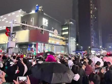 长沙五一广场跨年 又是数十万人陪你跨年#长沙跨年夜 #长沙五一广场#2026新年快乐#人山人海场面十分热闹壮观