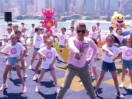 🦈你知道郭富城自创的baby shark手指舞背后的故事吗?🍟 一起进入:郭富城与鲨鱼宝宝的7年奇幻旅程🪸🦈 2019年:天王变身「鲨鱼爸爸」,只为博女儿一笑还记得2019年那个让全港惊喜的画面吗?舞台王者郭富城竟跳起超洗脑儿歌《Baby Shark》!原来,当时城城的女儿Chantelle超爱这首歌,为了让女儿「心悦诚服地爱上爸爸版」,他亲自上阵拍摄Aaron Kwok Style教学短片,还自创「手指舞」融入招牌动作,瞬间风靡网络。 2021年:环保战士上线,胡须Look跳「环保鲨鱼 舞」两年后,城城再次挑战《Baby Shark》,但这次是为环保发声!他顶着胡须造型,穿上粉红上衣,结合招牌「Generation X」舞步。 2022-2024年:三度与麦当劳合作推出环保图书,呼吁「減碳、減排、减塑」,以寓教于乐的方式启发下一代实践环保生活,鼓励小朋友从小关注环保议题,培养他们的可持续发展意识,鼓励大众一同「麦麦行多步」。 2025年:历史性同台!周杰伦演唱会惊喜合体。谁能想到,这首儿歌竟成了两大天王世纪合体的桥梁?在周杰伦香港演唱会上,郭富城惊喜现身,与周董大跳《Baby Shark》,在曲调不变的前提下,又舞出了街舞范儿,全场瞬间沸腾!两人睽违18年再同台,除了这首魔性神曲,还合唱《永远爱不完》,成就「历史性的一刻」。 7年来,这首歌从「宠女专属」变成环保宣言,升华成演唱会经典,惹全网模仿再现樱花舞时的全民热潮。下次听到「Doo Doo Doo」,别忘了这背后满满的爱与创意!#郭富城自创babyshark手指舞 #郭富城鲨鱼宝宝 #babyyou手势舞 #郭富城周杰伦 #郭富城舞蹈 #周同學的精选