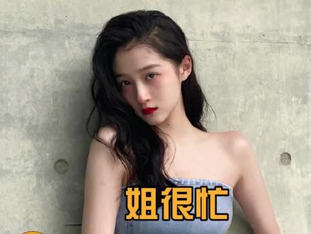 #关晓彤 还没有毕业吗,别人晒毕业证彤姐晒拍立得,姐延毕其实也没什么的!#娱乐播报台