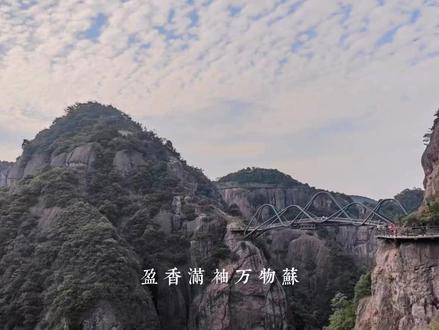 为了让她给白月光让位,他狠心把她送到了国外。登机前,顾寒年说:"一个月后,我来接你。"安然点了点头,将癌症晚期报告藏在身后,诊断单上写着,她还有最后一个月时间。
异国他乡的日子并不好过,安然每天都会出去,一个人在海滩上从早坐到晚,从日出坐到日落,一天一天,掰着指头数日子。顾寒年偶尔会打来电话问她的情况,但总是很仓促,说不了两句话就会挂掉。
“你在圣托里尼还好吗?”她忍耐着剧烈的头痛,挤出一抹笑:“挺好的,这边景色很美。”顾寒年淡淡回应:“那就好。”
那边刚要挂掉电话,安然轻声提醒他:“我等你来接我。”顾寒年怔了怔,缓缓回答:“好。”但等到最后十天的时候,他却一通电话也没再打过来了。在此期间,她的病也越来越严重,疼痛几乎难以控制,但她还是坚持每天出去,希望某天能在海滩上看到他的身影。
一天、一天,又一天,她就用这样的方式,默默地等待着顾寒年。终于,漫长的等待后,迎来了来到圣托里尼的第三十天,他约定来接她的日子。早上,安然特意换了一条鲜艳的裙子,早早就去沙滩上等着。
可是,这一天,安然同样从日出等到日落,直到天边的晚霞散尽,游客们也纷纷离开,月亮从黑云里探头。顾寒年,却没有出现。海风习习,她一个人站在黑暗的海滩上,脸色苍白的吓人。
她始终不肯离开,只是拿出手机一遍遍拨打着顾寒年的号码。第一遍。……第十遍。……第二十二遍。一遍遍打过去,始终无人接听,最后,她无力的任由自己躺在沙滩上,一颗硕大的泪珠滴在手机屏幕上。她哽咽着,低喃:"你说过,你会来的……"
忽然,黑掉的手机屏幕亮了,手机铃声响起,安然连是谁都没看清,用尽最后一丝力气,径直滑动接听。
慕笙的声音却透过手机传过来,"安然,被赶到国外的感觉怎么样?"安然没想到会是她,虚弱道:"你想说什么?"慕笙淡淡一笑,语气十分嘲讽:"没什么,就是告诉你,我和寒年,就要结婚了,就在昨天,他迫不及待跟我求婚了。”
安然的心好像被重重地锤了一下,五脏六腑都被震得错了位。他跟慕笙求婚了……那边慕笙的话却还在继续,一股噬心的痛从心底漫起,痛得她猛地吐出一口鲜皿,紧接着是大口大口的鲜皿流出,怎么擦也擦不干净。
怪不得,他最近没有联系她。怪不得,他不接她的电话。因为,已经没必要了,他娶她的唯一理由,已经消失了。"顾寒年,你为什么,要撒谎啊......"
#文荒推荐 #已完结 #虐到心碎 #适合女生看的小说推荐 #小说推荐
