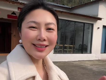 花了50万在大山给77岁父亲修的房子,入住5年后是种怎样的体验,一个视频给您看完,评论区留下你喜欢的部分或者需要改进的部分。#蓝心父女 #蓝心美好生活 #设计师张蓝心 #小院时光 #蓝心农村自建房 @重庆蓝心
