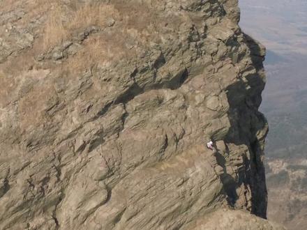 避坑:新手小白误入小众路线,教训很深刻!
远看大石头,近看石头大,仔细一看上面还有俩人!
今天来一起看一下截至目前,
户外生涯最难忘的一次登山经历,
马耳山,东马耳,最高峰攀登过程
新手小白误入,不信你就来!#爬山⛰️ #这才是真正的爬山 #自然奇观 #户外 #户外小白