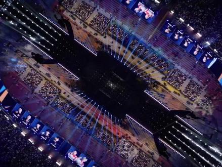 【这场电竞比赛破了吉尼斯世界纪录!】 6万多张门票在12秒内售罄,打破“现场观众人数最多的单场电竞赛事”吉尼斯世界纪录。11月8日在北京国家体育场(鸟巢)举办的#第二届王者荣耀#KPL年度总决赛成为世界电竞圈的一件“大事”。在中国,赛事的火热离不开电竞产业的长足发展。电竞正从小众娱乐的“新业态”,逐步融入大众生活,演进为承载技术融合、激活线下消费、助推城市发展、赋能产业融合的“新枢纽”。随着政策持续赋能、资本理性布局与产业链不断完善,中国电竞也有望迎来结构更健康、生态更协同的高质量发展新阶段。