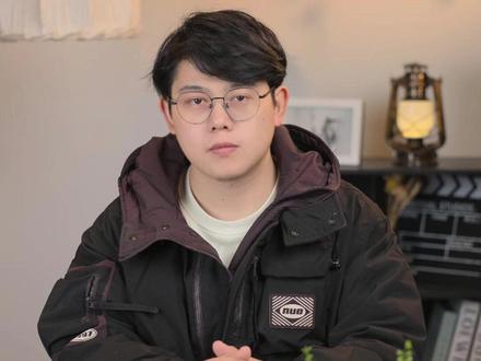 淘宝开播软件设置教程 如果你是淘宝直播,想要实现高清直播画质,软件该如何去设置参数。今天一个视频分享给大家。首先打开直播工作台,选择直播管理,右上角点击创建直播,左下方点击直播设置,视频输出分辨率选择1920×1080,帧率选择30帧,视频编码打开。音频设置选择标准模式,双声道打开。点击音画同步。然后点击添加直播画面。选择摄像头,选择我们的采集卡。分辨率选择1920×1080,帧率选30帧。镜头方向水平翻转,将画面调整为竖屏。视频格式选择YUY2。音频输入选择只捕获音频。点击使用自定义音频设备,选择我们的麦克风。颜色空间709。颜色范围选择局部,设置完成后,就可以直接去开播了。#淘宝直播 #直播软件设置 #高清直播间搭建 #直播间灯光布局 #直播间场景设计