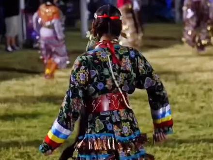 美洲印第安人歌舞大会(帕瓦),“帕瓦”(Pow wow)一词来自纳拉甘塞特语的“powwaw”,意为“精神领袖”。帕瓦又译保沃、俳舞,指现代诸多美洲印第安人定期举行的一种集会,期间会有各种歌舞活动,以庆祝、比赛、教育为目的。
帕瓦召开期间,一般会有盛大的歌舞比赛,参赛者将表演各种形式的传统歌舞,奖项丰厚。帕瓦的时间长短不一,短期的帕瓦可能只有一天,但意义重大而盛大的帕瓦集会可能会连续举办七天。类似于“帕瓦”的歌舞集会最早在美国中部大平原印第安人族群之间流行,尤其是在19世纪和20世纪之交尤为盛行各种形式的宗教歌舞集会,如日舞、鬼舞等,当时白人正积极东扩,和大平原印第安人发生冲突。
从19世纪中期起,五大湖地区的族群也开始举行此类歌舞集会仪式。由于北美东部民族较早被白人同化,因而在后世向文化影响力更强的平原印第安人汲取借鉴了多种不同的文化形式,此类歌舞集会因而盛行于北美印第安族群。1923年美国开始限制印第安人每年举行。
这一限令到20世纪30年代有所放松,印第安人举行的这类集体歌舞仪式逐渐恢复,并被统称为“帕瓦”,流传至今。如今“帕瓦”已经成为北美原住民共通的文化习俗,汲取了北美洲各大印第安族群的多种传统歌舞形式,成为现代北美印第安人文化的重要标志。#印第安歌舞 #印第安舞蹈