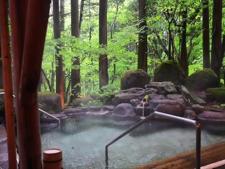 男女混浴:怎么跟异性朋友一起泡汤不尴尬?日本旅游攻略温泉篇 日本泡温泉要求一丝不挂,
想不尴尬地体验更传统的男女混浴有什么办法吗?
今天跟大家分享几个方法,
以及几家让女生也可以安心泡混浴的温泉旅馆。旅行的意义就是取悦自己,不是去完成某些人设定的要么私汤,要么就混浴必须被人看的非黑即白纯粹挑战。如果能用一条泡汤裙解决顾虑,体验传统温泉,我为什么不?那些喜欢当人生导师的,不如去买张机票,去用你自己喜欢的方式享受假期,而不是来judge别人怎么泡澡。这里只是分享一种更包容、更自由的旅行方式。尊重差异,是成年人最基本的修养。
青森|日本东北|乳头温泉乡|鹤之汤|妙乃汤|不老不死温泉|白骨温泉|宝川温泉|黑川|草津温泉
#在拍一种很新的vlog #日本旅游 #日本旅行 #温泉 #日本温泉