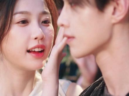 姜暮亲了靳朝,两人漂移画爱心送给对方#双轨 #虞书欣 #何与