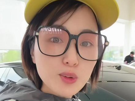 现场看到靛石绿新SU7,黑绿黑绿的,很豪华,确实跟鹦鹉绿不一样…… #小米汽车 #新一代SU7 #靛石绿 #付卷卷 #卷卷爱米车