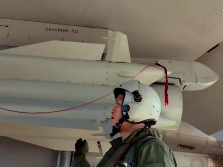 歼-16桶滚方式羞辱美国五代机,隐身战机被双双被锁定后逃离