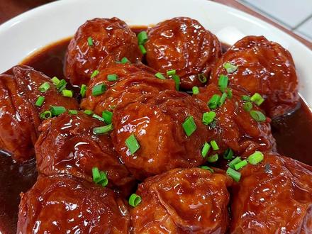 肉酿面筋 江南人家家户户都喜欢吃的肉酿面筋,面筋里面一包汤汁,肉馅松软浓油赤酱太好吃了#家常菜 #美食 #面筋