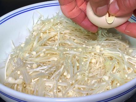 把鸡蛋打入金针菇里面,出锅瞬间变美食,很多人都没吃过,太香了