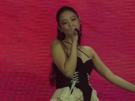 2025 BLACKPINK WORLD TOUR
🩷🩷🩷🩷
< DEADLINE>Bangkok Day1
《Lovesick Girls》#blackpink曼谷演唱会 #blackpink世界巡演 #BLACKPINK #jennie曼谷场
该怎么形容呢?哇!刚出场那会还感觉!哇!是大明星耶!说实话心里有距离感!后面在我面前唱了两首歌,开始自我介绍,然后一直往下面看!慢慢就感觉熟了!哦!是我喜欢的那个人啊!是我手机里生活里世界里给我带来力量和快乐的那个人啊!这会出现在我眼前了!咦!怎么又整这出,蹦蹦跳跳可可爱爱的,干什么都觉得好可爱!然后就一起享受,看着她光芒万丈。#Jennie
第一次看演唱会,也感觉没有像那些人一样疯狂又叫又哭的。心里就觉得好骄傲啊!我宝宝好棒好美!我也好棒啊!
回来就一直看视频,天啊!这都是我拍的啊!也太棒了吧!然后再看一遍,她老是过来看我们这边,她一看过来我就低头害羞,当时那个害羞劲又来了。就是这样。又倍感幸福!对了啊!昨天那场还是我生日呢?我靠自己抢的原价票。VIP!我也好棒啊!😎🤔🤔🤔