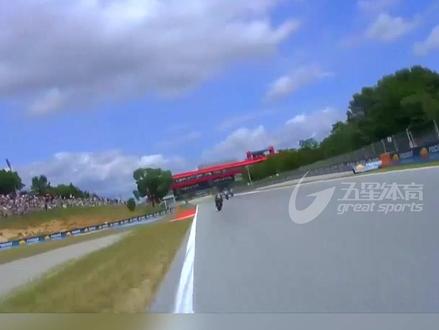 MotoGP重大事故两位车手重伤 摩托车高危风险不该被掩盖 刚刚过去的这个周末,MotoGP加泰罗尼亚站,两位车手在同一天被送进医院。
正赛第12圈时,佩德罗·阿科斯塔突然失控停驶,亚历克斯·马奎兹躲闪不及直接追尾,赛车直接腾空而起,接连翻滚解体,场面十分惊险。约翰·扎尔科则是在另一起严重事故中被赛车缠住身体,同样引发红旗。亚历克斯·马奎兹颈椎骨裂、锁骨骨折。扎尔科膝盖韧带撕裂、左脚踝骨裂。
张雪机车WSBK夺冠当然值得高兴,但摩托车运动的风险,不该被热情掩盖。欧洲有研究算过,摩托车每跑一公里,事故致死的风险是汽车的49倍,张雪本人在夺冠后也说过一句:“别因为看了比赛就脑子一热上大排量,会出事的。”#张雪机车 #Motogp #摩托车 @抖音体育 @抖音小助手