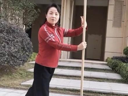 舞花棍:注意棍身环绕圆圈要成立圆,贴近身体两侧,右手握棍手腕要灵活,左手辅助。
