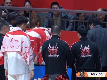 打得山东主帅怒摔战术板,一人运球戏耍四名球员,犹如欧文附身 #cba热门 #庞峥麟