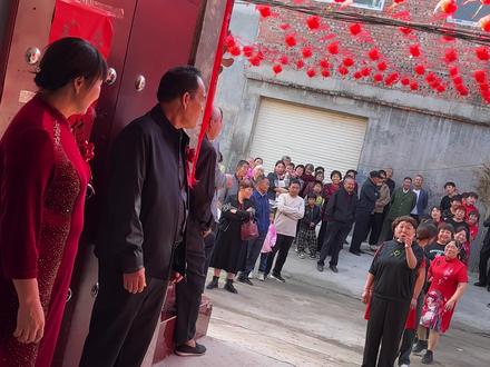 喜公公和喜婆婆向各位来宾“蹦跶”行礼。蹦的越高越有福气。#沾沾喜气的一天 #新婚现场 #喜事盈门 #百年好合
