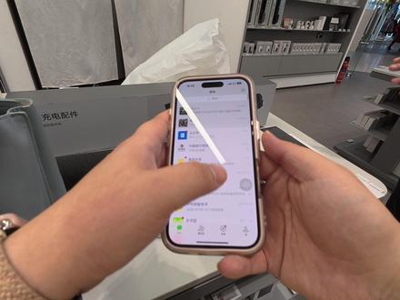 小米17Ultra徕卡特别版线下开箱 线下提一套#小米17ultra徕卡特别版 ,录一个#开箱视频 。
#小米17ultra评测 直屏,原厂壳和摄影套装壳都带磁吸,都很舒服。#数码科技 赠品选到了随身包,背上去我就是彦祖~
传输数据时借用了个米家的电饭锅内胆,你别说,220多个G的数据,20多分钟就传完了。记得上次15P换15U的时候,200多个G传了一个半小时···。