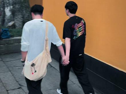 酷酷这次真的给了我惊喜 酷酷这次真的给了一次,太宠粉了吧,有求必应呀。#小小小酷哥 #舟山 #帕加尼车主 #见山见佛见世界 #普济寺打卡墙@小小小酷哥@Blue¹⁹⁹⁵