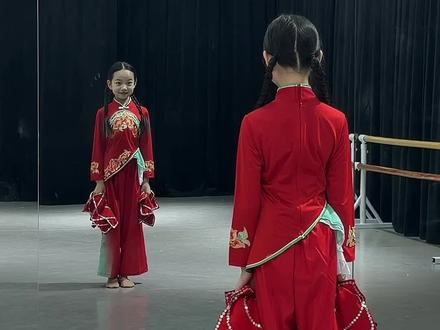 小徐老师的《谁家大美人》背面示范来咯 快跳起来吧#谁家大美人 #谁家大美人舞蹈挑战 #静静紫编舞 @暖妈 @DOU+小助手 @DOU+上热门