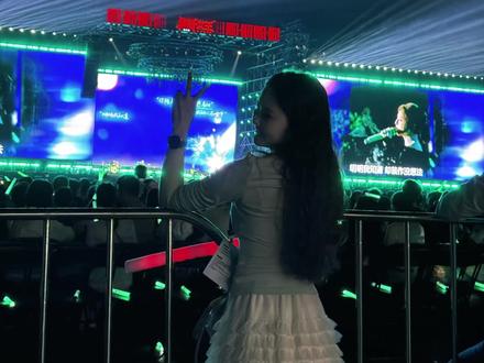 昨天演唱会真的被黄霄云圈粉了#缪斯女王演唱会