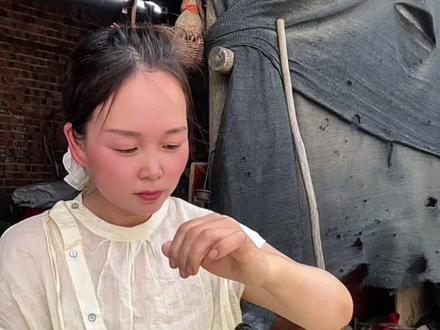 在家轻松制作艾条,方法很简单,看完就会#手工艾条 #卷艾条#艾叶的妙用