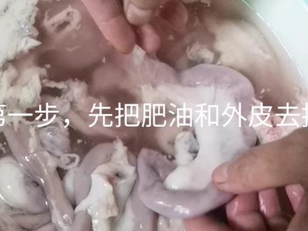 猪小肠刮成肠衣的教程,需要的点赞收藏。可以拿来做腊肠,做脆皮肠。#猪大肠清洗教程 #脆皮肠 #手工