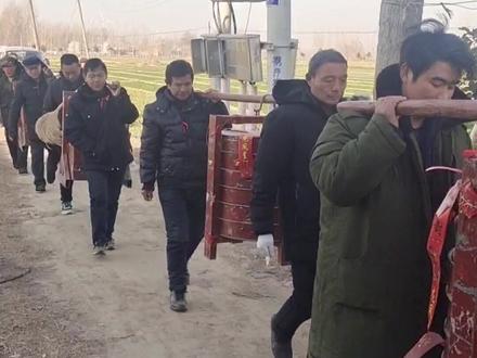 豫东结婚习俗,男方礼盒从村口抬到女方门口,女方人来迎接!#结婚习俗 #农村结婚习俗 #农村 #民俗文化 #我的乡村生活 #乡土风情 #地方风俗 @抖音小助手