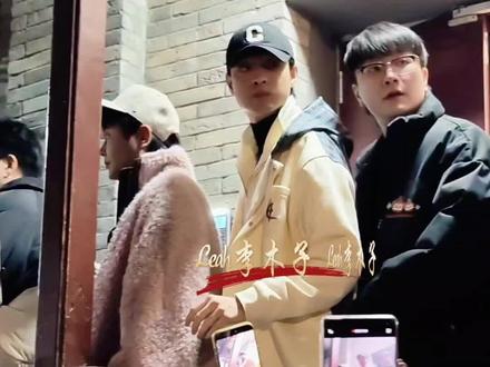 德云七队小封箱下班 #德云七队封箱 #德云七队小封箱 #孟鹤堂周九良#秦霄贤何九华#秦霄贤 2026.2.8德云七队小封箱下班,好混乱呀,完全是被推着走,最后人也跟丢了车也跟丢了!节目还是很精彩的,最后的《我们能不能不分手》,梦回老七队!爱你们!永远的七队!德云七队封箱大吉!😭😭😭❤️❤️❤️👏👏👏视频🈲快转🈲二传🈲截传🈲搬运🈲去水印🈲商用