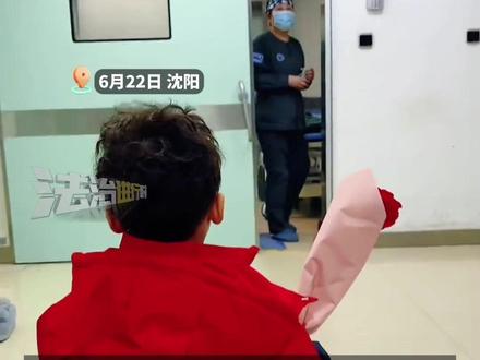 三岁男孩手捧鲜花等待母亲手术结束
却不知这是最后一次给母亲送花
网友:我多想抱抱你 好孩子别哭
(编辑:小韩)