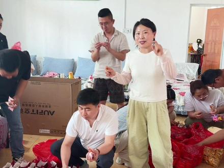 俺们灌饼厂的厂长明天就要结婚啦,特意过来请朋友们吃喜糖~