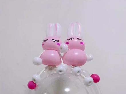 姐妹们喜欢的摇摆兔教程来啦~喜欢的姐妹点个小心心不过分吧?😊收藏起来慢慢学呀!#手工小白兔 #波波球 #波波球气球造型教程 #气球