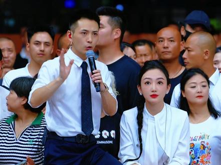 歌唱女神杨雯梓空降索图大舞台,一首苹果香燃爆全场,太好听了!#索图 #索图大舞台 #杨雯梓 #杨雯梓唱歌超好听