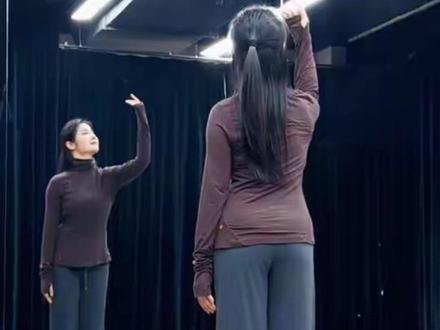 原创编舞【梦底】
动作分解(翻跳请标注原创哦💕)
#梦底#动作分解#背面教学#当代舞#成人舞蹈教学