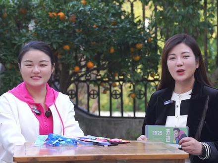 1 1月 15 日晚,在任贤齐武汉演唱会上,来自麻城的普通市民邹传枝,在抽到幸运观众资格后,向现场十万余名观众推介自己的家乡,用朴实真挚的邀约点燃全场热情。麻城文旅为她送上了精心准备的麻城文创礼盒,并正式为其颁发 “麻城文旅推荐官” 证书,以表彰她主动宣传家乡的贡献!#2025武汉任贤齐 #强烈推荐 #麻城女孩邹传枝 #文旅推介官 #麻城文旅