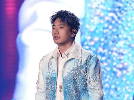 海来阿木哈尔滨演唱会与粉丝合唱《分儿币不掏》,结果自己没进去拍子真的好搞笑!#海来阿木 #海来阿木哈尔滨演唱会#来跳舞