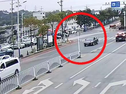 马路上的设施不要随便撞 开车撞到马路上的设施,要赔多少钱呢?#每天一个用车知识