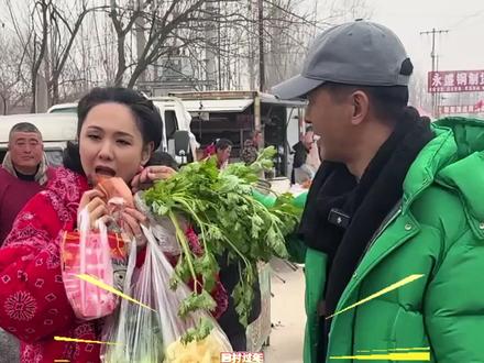 明星回家过年能有多接地气?郭晓东带着程莉莎赶大集,韩庚卢靖姗地摊买雪糕,王宝强主动和邻居合影 #郭晓东 #程莉莎 #影娱热点团 #王宝强 #内容启发搜索