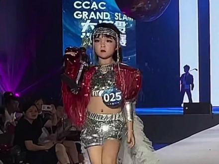 经常看到留言,很多妈妈都说羡慕小丫丫妈妈自己会做衣服,其实每个妈妈都是超人,我们只是专业不一样,我的专业刚好可以用在小丫丫的爱好上❤️,如果大家不会做衣服,其实也可以试一下改衣服,像这样买一套现成的赛服回来,经过自己的想法动手改一下,可以让孩子也一起参与,这样也是可以独一无二的,充满妈妈的爱,希望这个视频也能给大家一些参考😘,我们一起加油💪,做孩子心里面的superwomen🦸♀️#少儿模特 #小超模成长记 #礼服制作 #妈妈的爱 #儿童走秀 @抖音小助手 @奕成夏奈妈妈